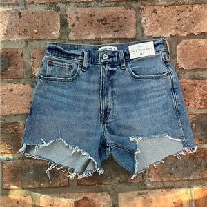 NWT Abercrombie high rise mom Jean shorts size 26/2